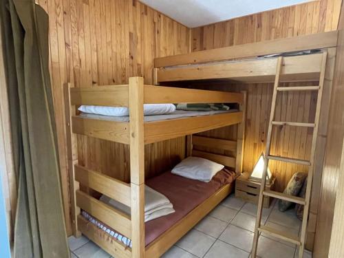 une chambre avec deux lits superposés dans l'établissement Charmant studio à Praz-Sur-Arly pour 5 pers. proche ski et lac, parking et casier à ski inclus - FR-1-603-79, à Praz-sur-Arly
