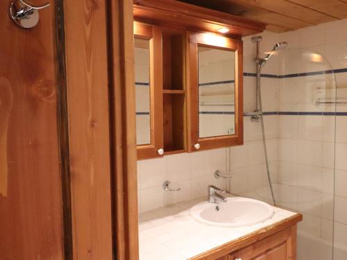 une salle de bain avec un lavabo et un miroir dans l'établissement Appartement Confortable de 3 Chambres à Tignes Val Claret - Proche Pistes et Commerces - FR-1-502-527, à Tignes
