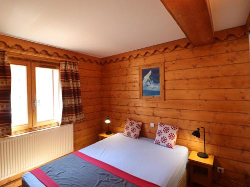 une chambre avec un lit dans une cabane en rondins dans l'établissement Appartement Confortable de 3 Chambres à Tignes Val Claret - Proche Pistes et Commerces - FR-1-502-527, à Tignes