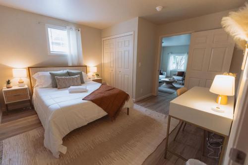 1 dormitorio con 1 cama, escritorio y 1 habitación en Sage Haven #2, en Johnson City