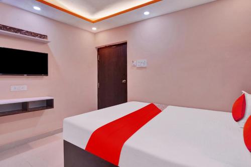 a bedroom with a bed and a flat screen tv at Super OYO Flagship Hotel Relax Rainbow in Gulzārbāgh