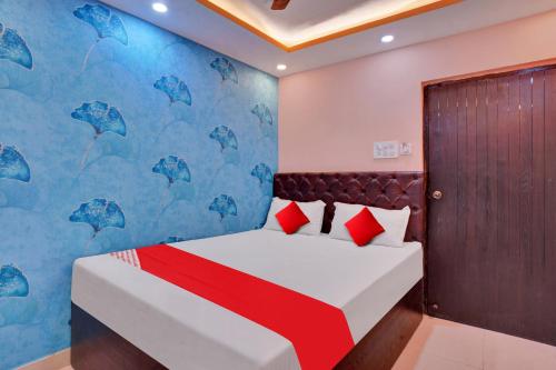 Schlafzimmer mit einem Bett mit blauer Wand in der Unterkunft Super OYO Flagship Hotel Relax Rainbow in Gulzārbāgh