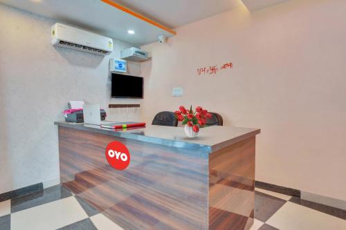 Super OYO Flagship Hotel Relax Rainbow في Gulzārbāgh: مكتب به كونتر عليه علامة توقف