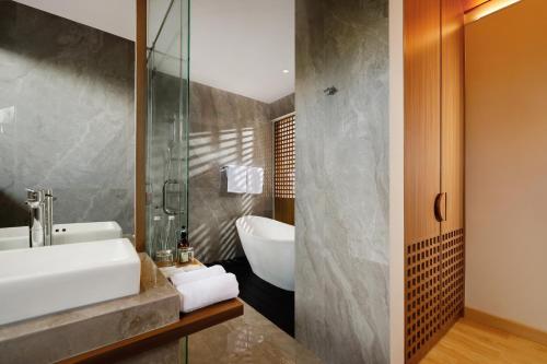 een badkamer met een wastafel en een douche bij Dusun Bedugul Asri in Bedugul