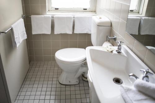 La salle de bains est pourvue de toilettes et d'un lavabo. dans l'établissement Hornsby Inn, à Hornsby