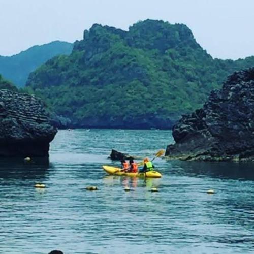 a group of people in kayaks on a body of water at Koh Phaluai beach cottage in Koh Phaluai