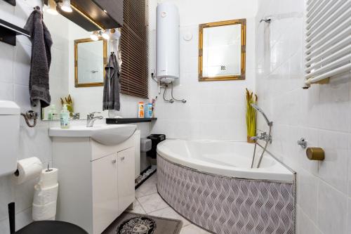 łazienka z wanną i umywalką w obiekcie Home City Center Terrace Apartment w Budapeszcie