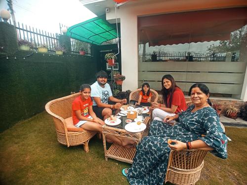 um grupo de pessoas sentadas à volta de uma mesa em Hotel Krishna Kathmandu em Kathmandu