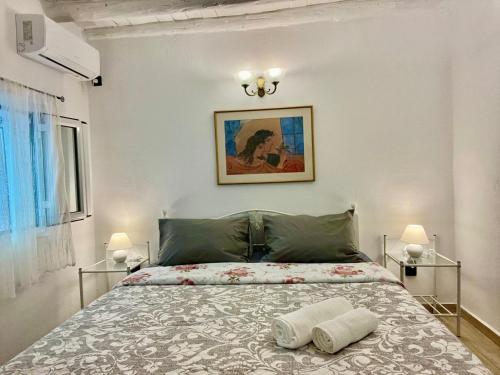 ein Schlafzimmer mit einem Bett mit zwei Handtüchern darauf in der Unterkunft Greek House Tatiana in Kos-Stadt