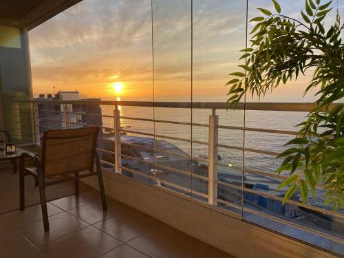 a chair on a balcony with a view of the ocean at Maravilloso departamento con vista panorámica. in Concón