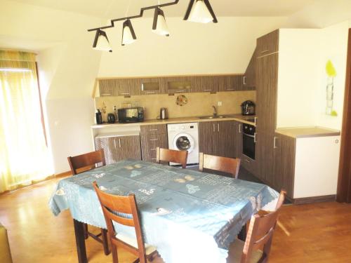 Dapur atau dapur kecil di Fantasy Apartments Saint Constantine and Helena Resort