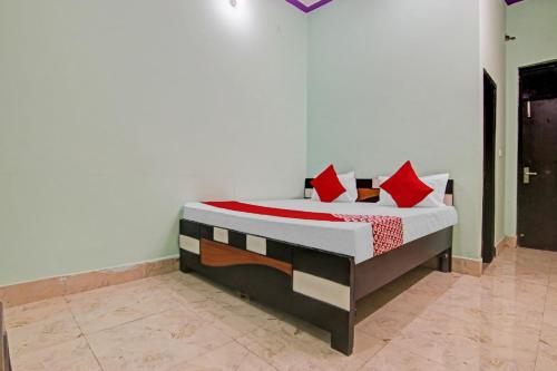 Ein Bett oder Betten in einem Zimmer der Unterkunft OYO Flagship 80796 Bansi Hotel Party Hall