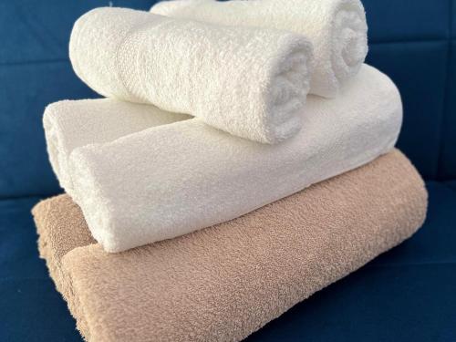 cuatro toallas blancas apiladas una encima de la otra en Greek House Tatiana, en Cos