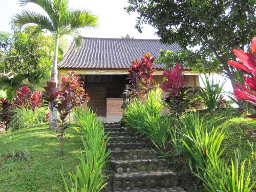 a garden path leading to a house at Kebun Villa, Belimbing, Bali in Tabanan