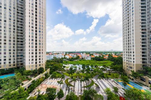 una vista aérea de un parque entre dos edificios altos en La Maison 1988, en Ho Chi Minh