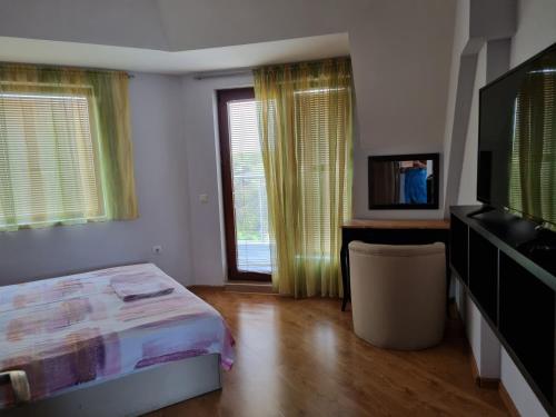 Televisyen dan/atau pusat hiburan di Fantasy Apartments Saint Constantine and Helena Resort