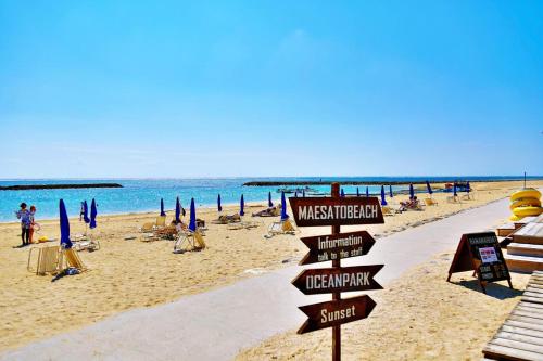 een strand met verschillende straatborden erop bij クラリス Ⅱ RoomE in Ishigaki Island