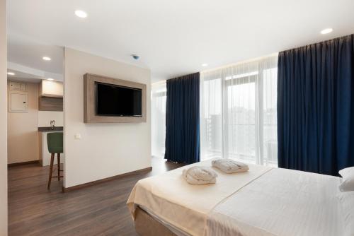 Postel nebo postele na pokoji v ubytování Wyn Residence Batumi