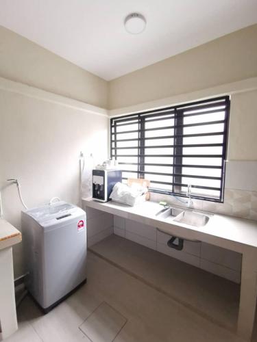 a bathroom with a sink and a window and a refrigerator at Wellson Home Ipoh 6 (15px+)温馨舒适奶油风民宿15人 in Ipoh