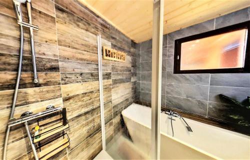 Ein Badezimmer in der Unterkunft Chalet Genepy - CHALET 12 PERSONNES 150 M² MAE-9294
