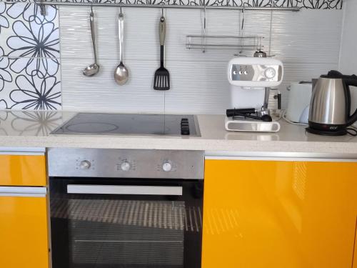 Dapur atau dapur kecil di Fantasy Apartments Saint Constantine and Helena Resort