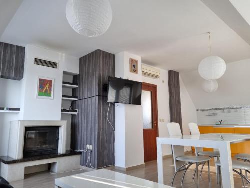 Dapur atau dapur kecil di Fantasy Apartments Saint Constantine and Helena Resort