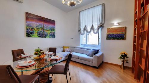 - un salon avec une table et un canapé dans l'établissement Karisma Suites, à Rome