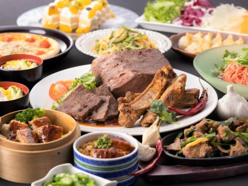 uma mesa cheia de pratos de alimentos com carne e produtos hortícolas em ANA Crowne Plaza Toyama, an IHG Hotel em Toyama