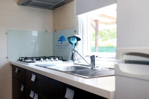 Η κουζίνα ή μικρή κουζίνα στο Mobilhome «des Salines» * 6 personnes *3 Chambres