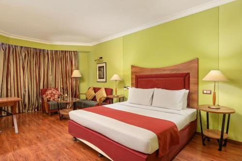 Una cama o camas en una habitación de The Cama - A Sabarmati Riverfront Hotel