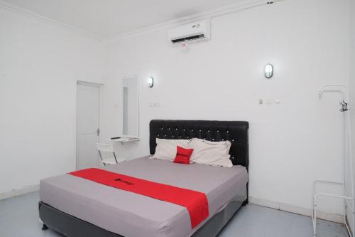 Postel nebo postele na pokoji v ubytování RedDoorz Syariah at Griya Merbotan Demak