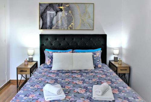1 dormitorio con 1 cama con toallas en Kolonaki Jewel 1st floor feel like home properties en Athens