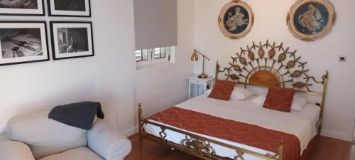 ein Schlafzimmer mit einem Bett und einem Sofa darin in der Unterkunft villa petar apartment a4 with terrace in Ivan Dolac