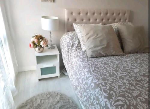 une chambre avec un lit et une table avec une lampe dans l'établissement La Romantique, à Bourges