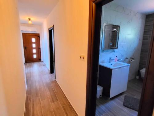 ノヴィ・ヴィノドロスキーにあるApartments Mandaのバスルーム(洗面台、トイレ付)が備わります。