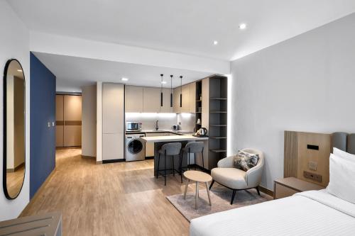 1 dormitorio y sala de estar con 1 cama y cocina en Residence Inn by Marriott Sheikh Zayed Road, Dubai, en Dubái