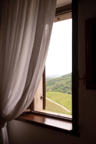 a window with a view of a field at Ville d'Arfanta in Arfanta