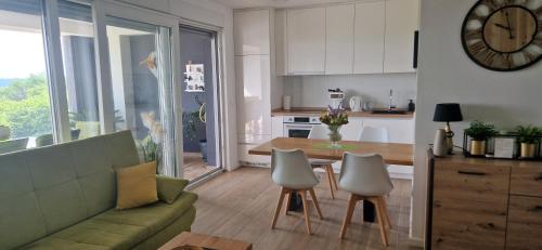 cocina y sala de estar con sofá y mesa en Apartment Maris Nin en Nin