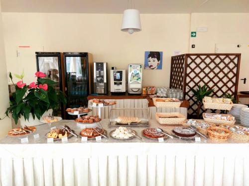un tavolo con vari dolci e dessert sopra di Hotel Ridolfi a Milano Marittima