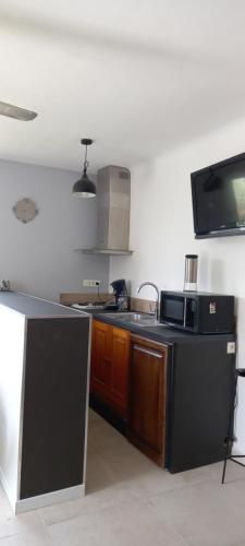 une cuisine avec un évier et une cuisinière four supérieur dans l'établissement Campagne Carbonel, à Aix-en-Provence