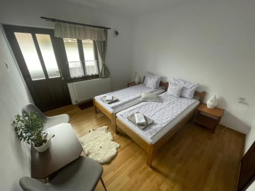 Lupeni的住宿－Tulipán vendégház，小房间设有一张床和一把椅子