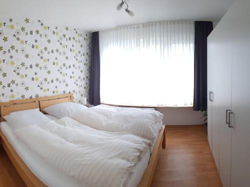 - une chambre avec un lit et une fenêtre avec des étoiles sur le mur dans l'établissement Ferienwohnung Oerder, à Meinerzhagen