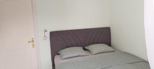 uma cama com duas almofadas num quarto em The Twelve in Iraklitsa em Iraklitsa