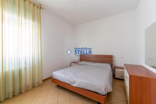 um quarto com uma cama e uma secretária. em Condominio Dalla Barbara em Lido di Jesolo