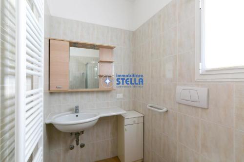uma casa de banho com um lavatório e um espelho em Condominio Dalla Barbara em Lido di Jesolo