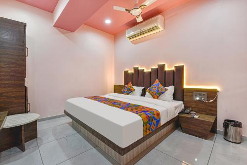 Postel nebo postele na pokoji v ubytování FabHotel Max Inn