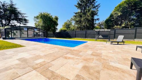 d'un patio avec une piscine dans la cour. dans l'établissement Au Petit Vivoin, à Vivoin