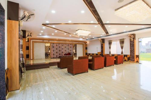 Chinhat的住宿－Vaibhav Laxmi Paradise，一间会议室,配有椅子和大镜子