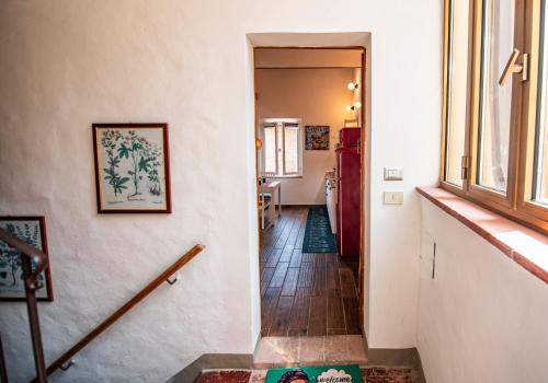 pasillo de una casa con escalera y ventana en The secret nest in San Gimignano, en San Gimignano