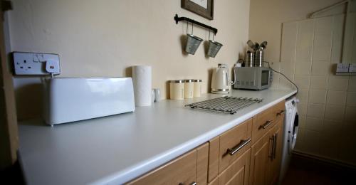 eine Küche mit einer Theke mit einem Gerät darauf in der Unterkunft Albemarle House in Taunton